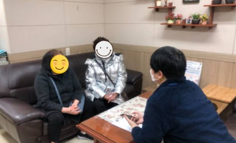 영상편지를 어떤식으로 촬영하면 좋을지 논의하는 주민과 담당 사회복지사