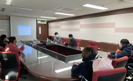 프로그램 소개를 주의깊게 듣는 참여자들