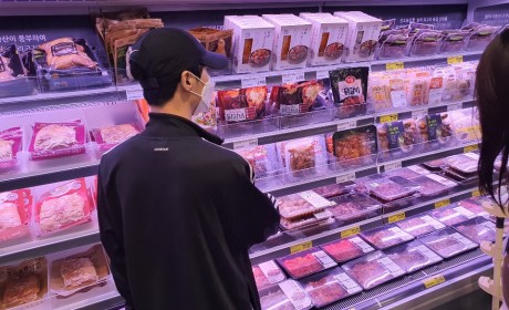 마트에서 함께 장을 보며 요리재료를 구입합니다.