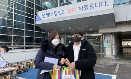 봉사자가 전달하는 모습