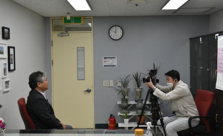 인터뷰 중인 관장