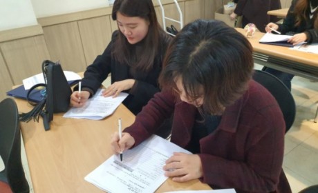 설문지를 작성하고 있는 멘토선생님