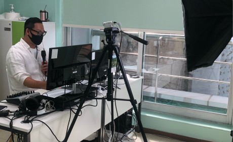 문형식 심리운동사가 비대면(ZOOM)으로 발달촉진부모교육을 진행하는 모습