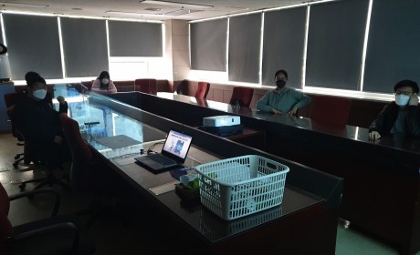 유권자 관련 교육을 시청하는 참여자들