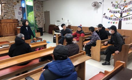 활동시작 전 서로의 역할을 분담하는 참여자들