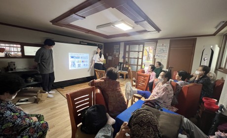 장애이해교육을 청취하는 어르신들