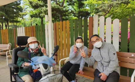 브이를 하고 사진을 찍었습니다.