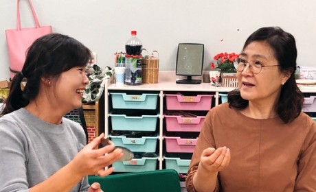 공예활동에 참여하는 보호자들의 즐거운 모습 1