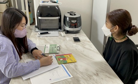 부모와의 상담을 통해 아동발달검사를 진행하는 모습