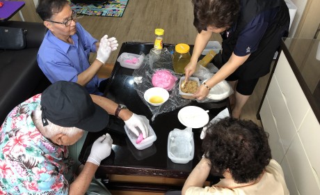 함께 송편을 만드는 사진