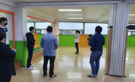 촬영 구도를 잡는 스태프들