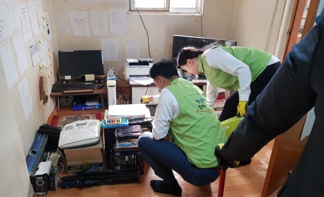 청소하기 위해 짐을 옮기는 봉사자들