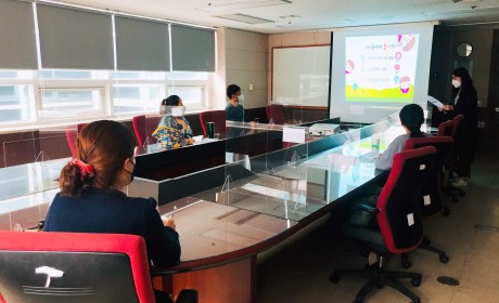 최수연 놀이치료사와 부모교육 대상자들이 놀이의 의미에 대해 이야기 나누는 모습