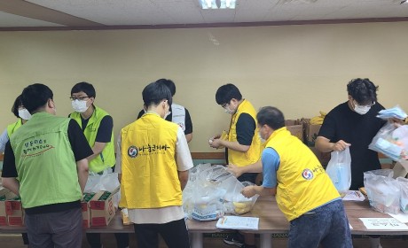 물품을 포장하는 담당자와 봉사자들