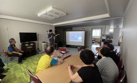 장애이해교육을 듣는 경로당 어르신들(1)