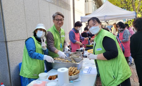 판매할 튀김을 조리하는 자원봉사자, 직원