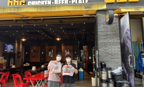 BHC치킨 오목교점 이재경사장과 양천해누리복지관 직원 인증사진