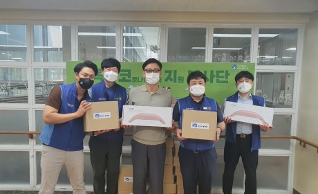 방역물품을 들고 사진을 촬영하는 현대백화점 직원들(1)