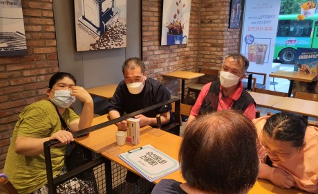 맛있게 빙수를 먹는 모습