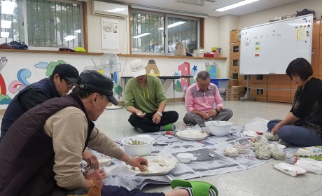 만두를 빚는 참여자들