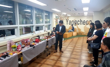 가죽공예&포장공예  작품전시회 축하해주시는 관장님 