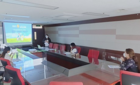 유아특수교사 김혜미가 우리 아이 발달을 위한 부모역할이라는 주제로 교육을 진행하는 모습