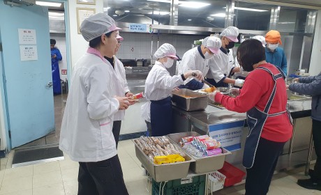 준비한 후식을 직접 배식하는 삼성생명 직원