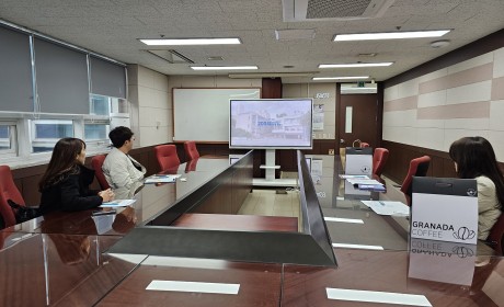 늘푸른나무복지관 기획팀의 기관견학 모습