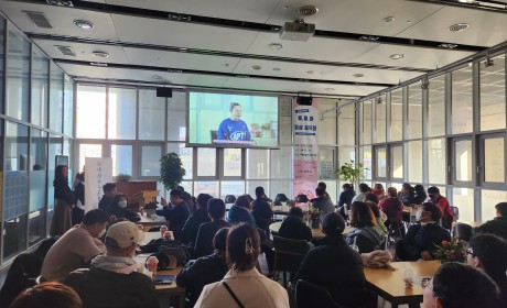 영상을 시청하는 관객들