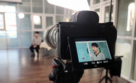 카메라 촬영을 하고 있는 참여자