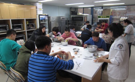 열심히 홈베이킹 실습에 참여하고 있는 훈련생들 !