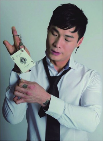 마술사 조성진씨가 카드를 들고있는 모습