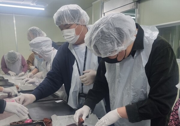 구립송파구장애인보호작업장 근로장애인들이 전환준비 훈련 프로그램(직무체험, 직업준비교육)에 참여하고 있다.ⓒ한국장애인고용공단 서울동부지사

출처 : 에이블뉴스(http://www.ablenews.co.kr)