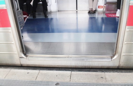 ▲ 지하철 1호선 구일역 인천방향 승강장과 지하철 사이의 틈이 휠체어 바퀴가 빠질 정도로 넓다. ⓒ박종태