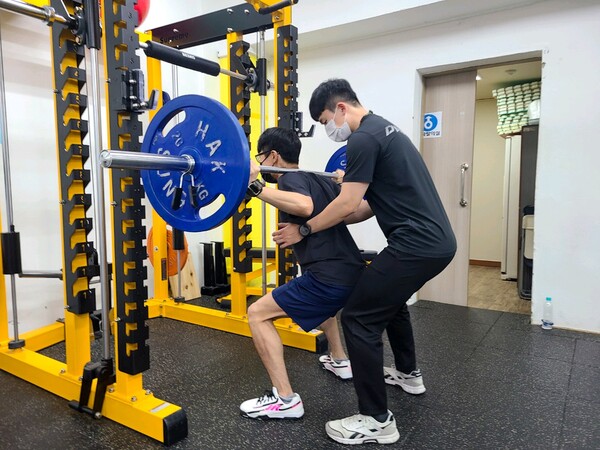 바디프로필 촬영 프로젝트를 운영 모습.ⓒ실로암시각장애인복지관

출처 : 에이블뉴스(http://www.ablenews.co.kr)