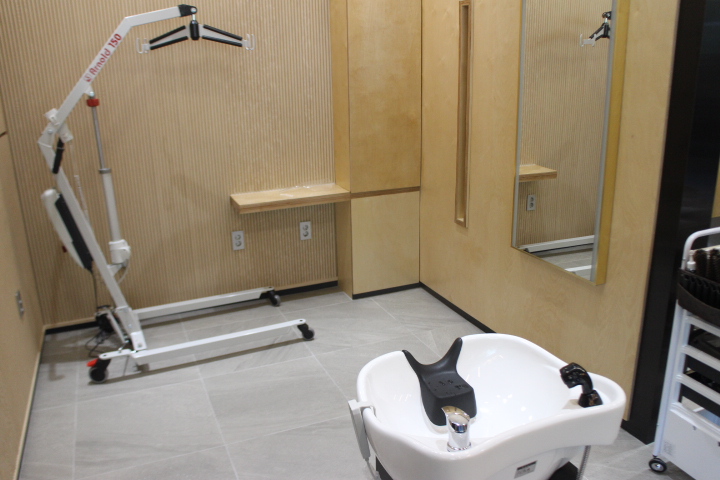 ▲ 노원구 장애인 친화 미용실 ‘헤어카페 더휴’ 휠체어에서 의자로 옮겨주는 장애인 이동식 리프트. 의자로 옮겨 앉기가 불편한 휠체어 사용 장애인은 미용실 의자를 치우고 휠체어에 앉아서 미용을 할수도 있다. ⓒ박종태