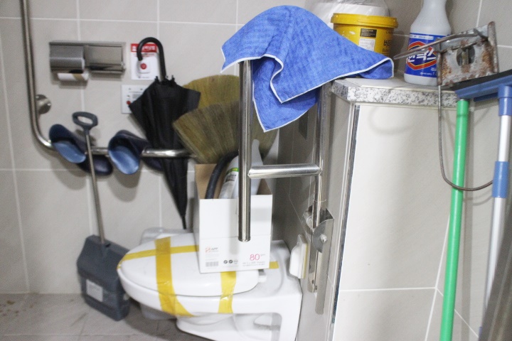 에이블포토로 보기▲ 중부지방고용노동청 성남지청 지상1층 남녀장애인화장실 내부는 창고로 사용되고 있었다. ⓒ박종태