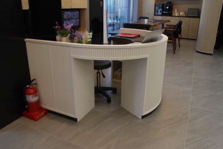 에이블포토로 보기▲ 노원구 장애인 친화 미용실 ‘헤어카페 더휴’ 카운터는 높이를 낮추고, 밑에 휠체어가 들어갈 충분한 공간이 마련돼 있어 휠체어를 사용하는 장애인이 이용하기 편리하다. ⓒ박종태