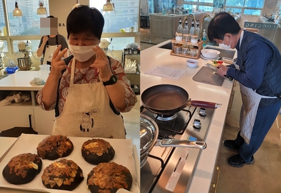 에이블포토로 보기▲ 요리학원에서 수업을 듣고 있는 김성희 씨(왼쪽)와 이경남 씨(오른쪽). ⓒ대구시행복진흥사회서비스원