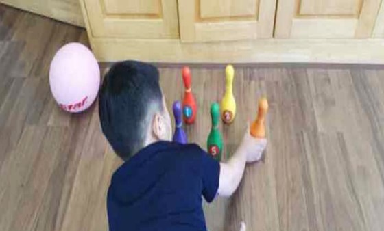 볼링 놀이 중 공을 던지거나 굴리는 것보다 나열하는 것에 관심을 가져 볼링핀을 세우는 역할을 수행하고 있는 자폐성 장애 유아. ⓒ국립특수교육원

출처 : 에이블뉴스(https://www.ablenews.co.kr)