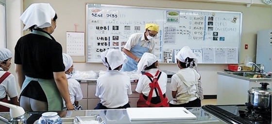 생활단원학습에서 음식 조리를 하는 지도 장면. ⓒ국립특수교육원