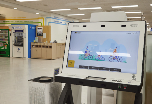 ▲ 서울시 최초로 강남구청 1층에 설치된 닷의 배리어프리 키오스크.ⓒ소셜벤처 닷