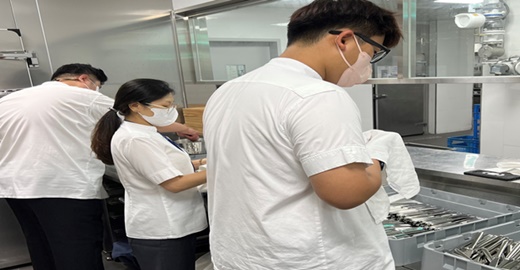 ▲ 제주 드림타워 복합리조트에서 호텔웰컴패키지관리원으로 취업한 장애인 근로자가 근무하는 모습.ⓒ에이블뉴스DB