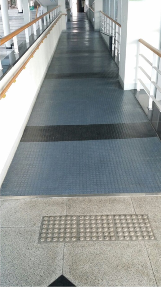 경사로는 휠체어를 이용하는 장애인 뿐만 아니라 유모차 및 노령자를 포함한 거동이 불편한 이들에게 필수적인 요소가 되었다. ⓒ김경식

출처 : 에이블뉴스(https://www.ablenews.co.kr)