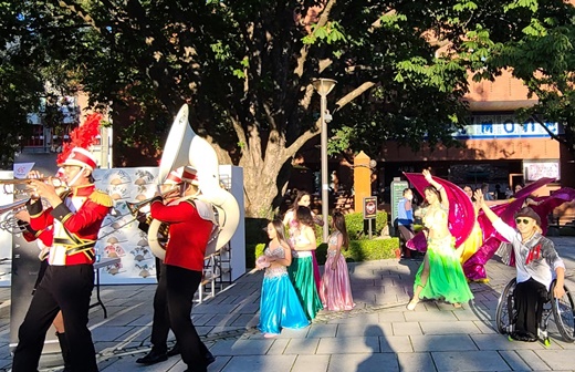 ▲ 빛된소리글로벌예술협회의 퍼레이드 ‘길에서 예술과 놀자’.ⓒ에이블뉴스