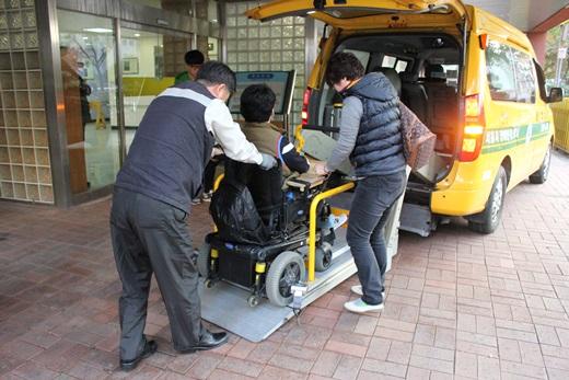 장애인콜택시를 이용하고 있는 중증장애인.(사진은 기사와 무관) ⓒ에이블뉴스DB