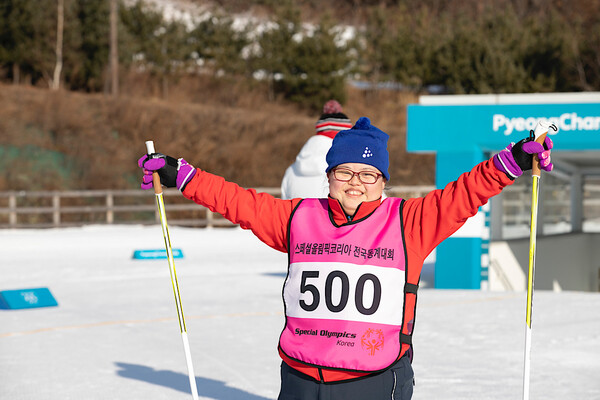 2019 스페셜올림픽코리아 전국동계대회(설상) 선수가 결승선을 통과한 후 두 팔을 벌려 환하게 웃고 있다ⓒ스페셜올림픽코리아