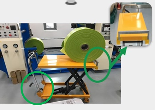 ▲ 상판 안전가드, 발로 조작이 가능한 높낮이 조절장치가 장착된 작업물 운반기기 모습.ⓒ한국장애인고용공단