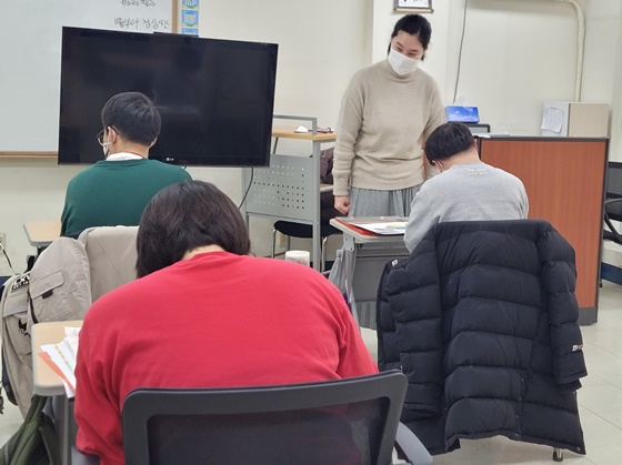 양천해누리복지관 자립준비반에서 발달장애인 청년들을 대상으로 기초문해 수업을 진행하고 있는 김지선 씨. ©에이블뉴스

출처 : 에이블뉴스(http://www.ablenews.co.kr)