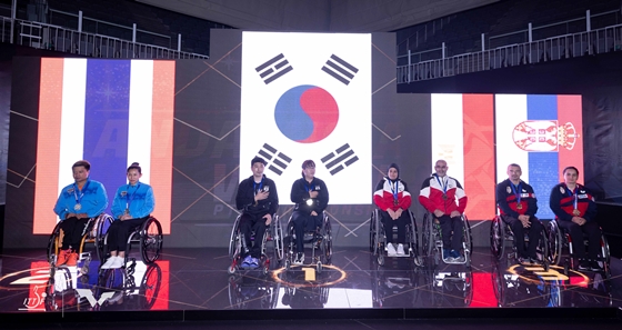 에이블포토로 보기▲ 혼성복식 10체급에서 우승한 김영건, 정영아 선수 시상식 모습. ⓒ국제 탁구 연맹